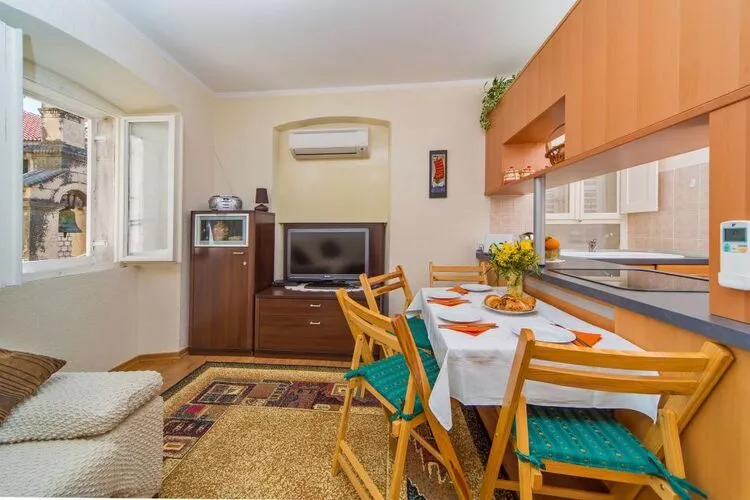 Apartment Maru - Two Bedroom Apartment with City View (A4)-Dining room