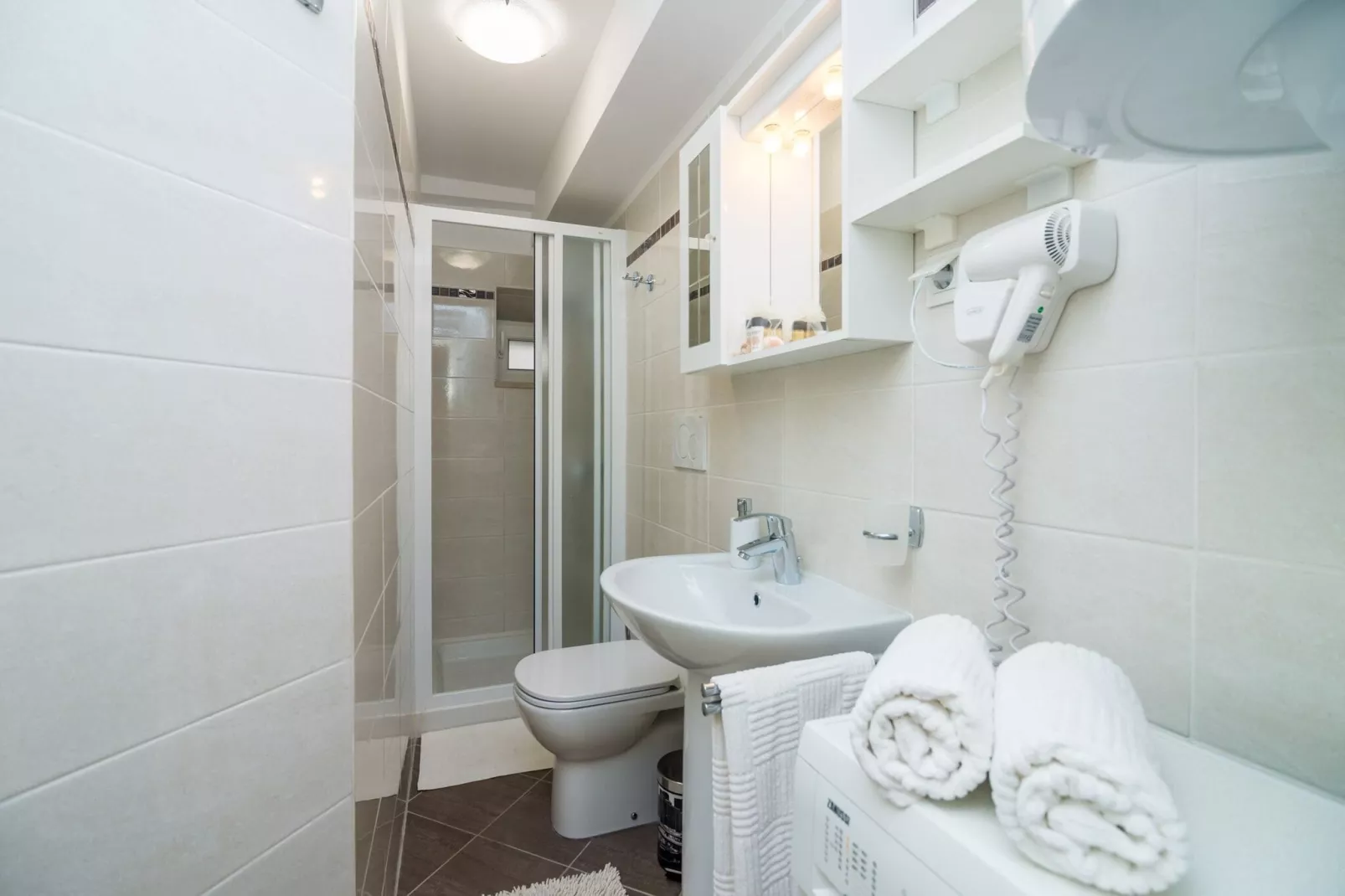 Apartment Maru - Two Bedroom Apartment with City View (A4)-Bathroom