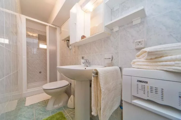 Apartment Maru - Two Bedroom Apartment with City View (A4)-Bathroom