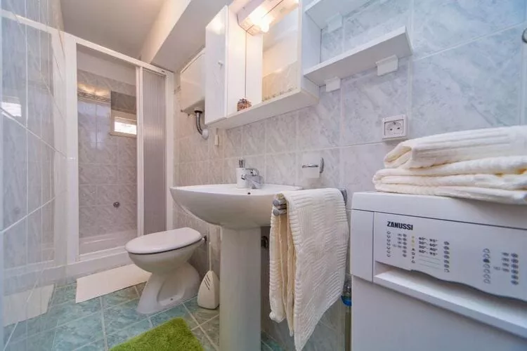 Apartment Maru - Two Bedroom Apartment with City View (A4)-Bathroom
