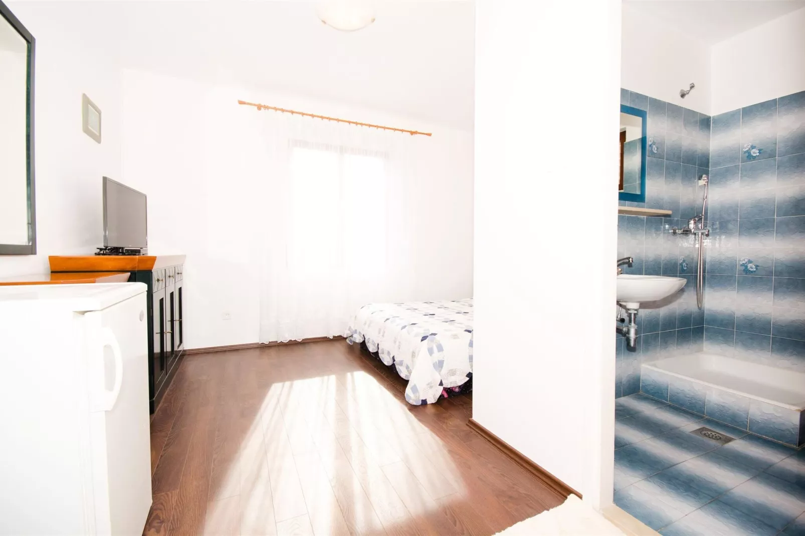 Guest House Rooms Rose- Comfort Double Room with Balcony and Sea View-Bedroom