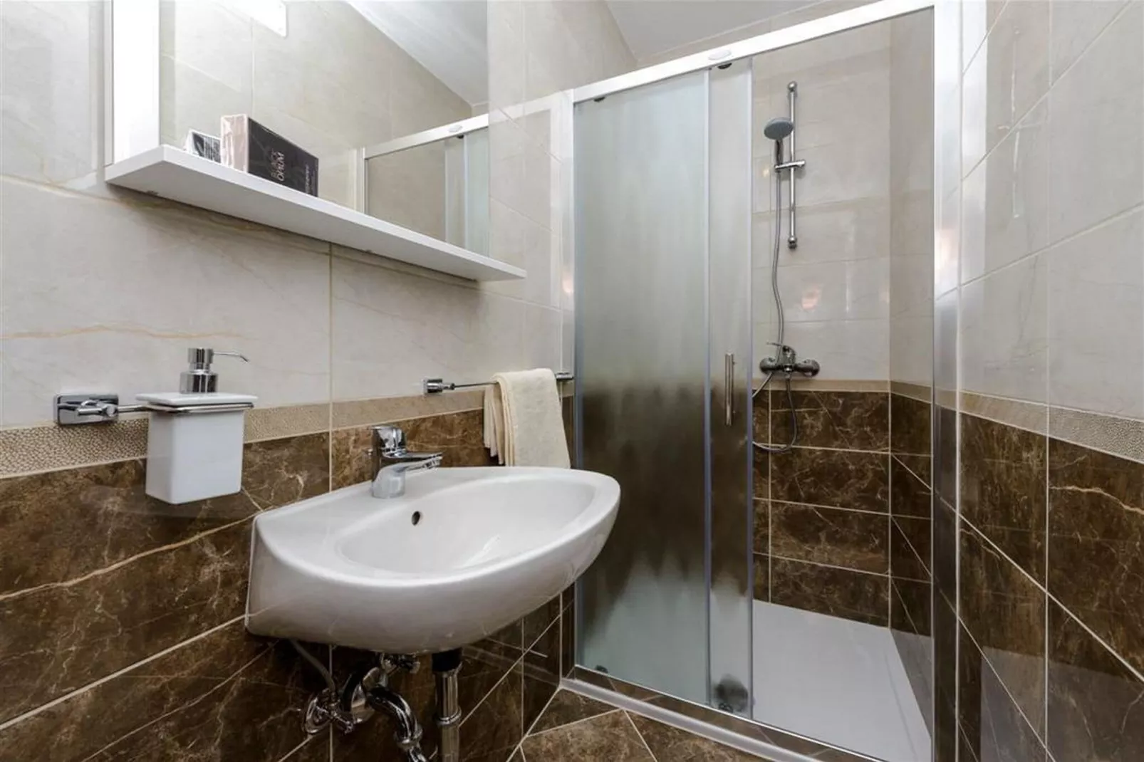 Guest House Rooms Rose - Studio with Terrace-Bathroom