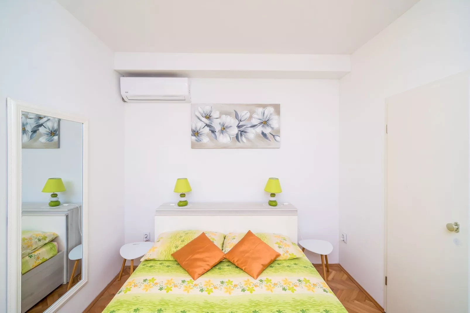 Rooms Rita - Double Room with Private Bathroom  No. 2)-Schlafzimmer