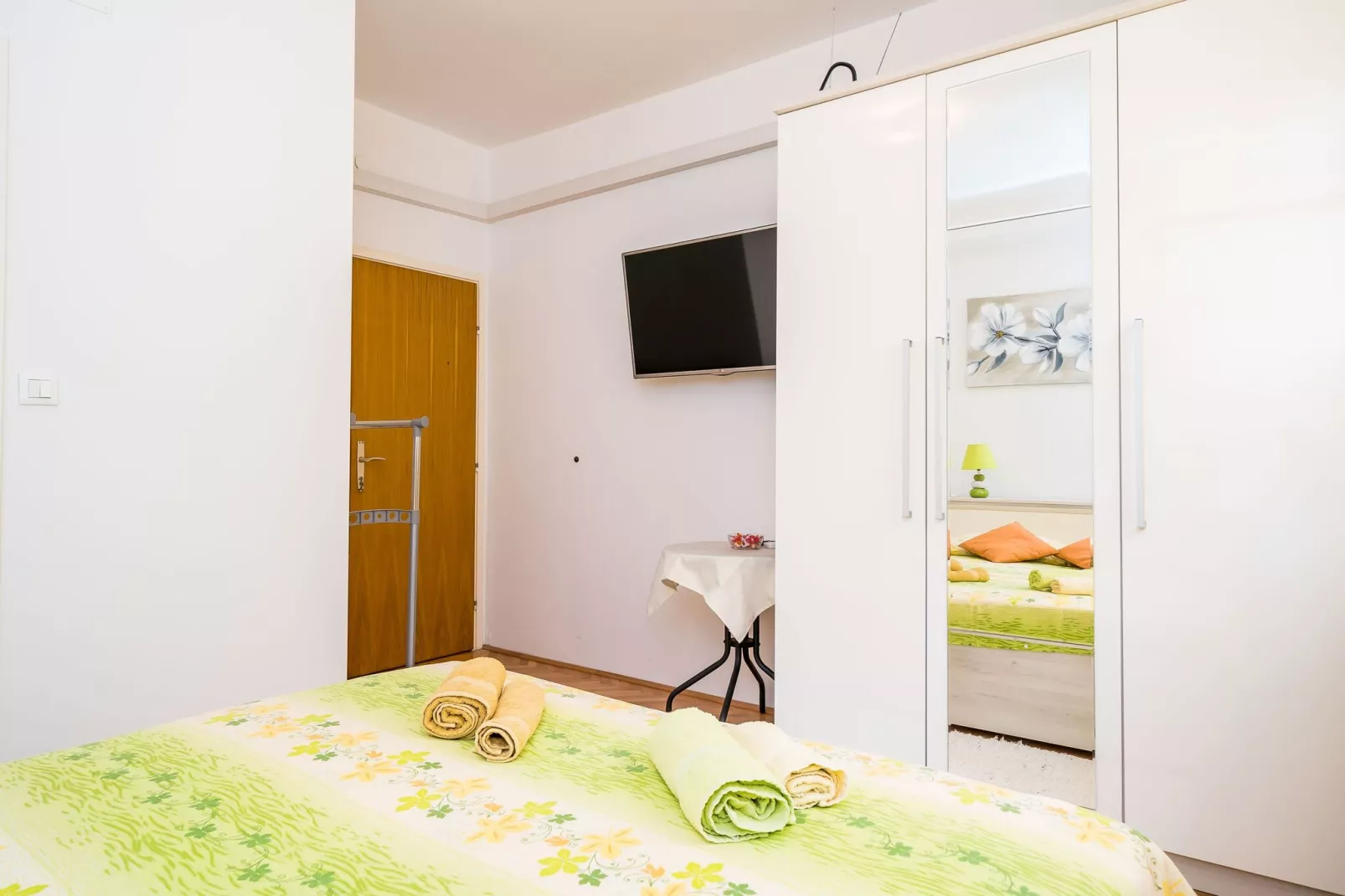 Rooms Rita - Double Room with Private Bathroom  No. 2)-Schlafzimmer