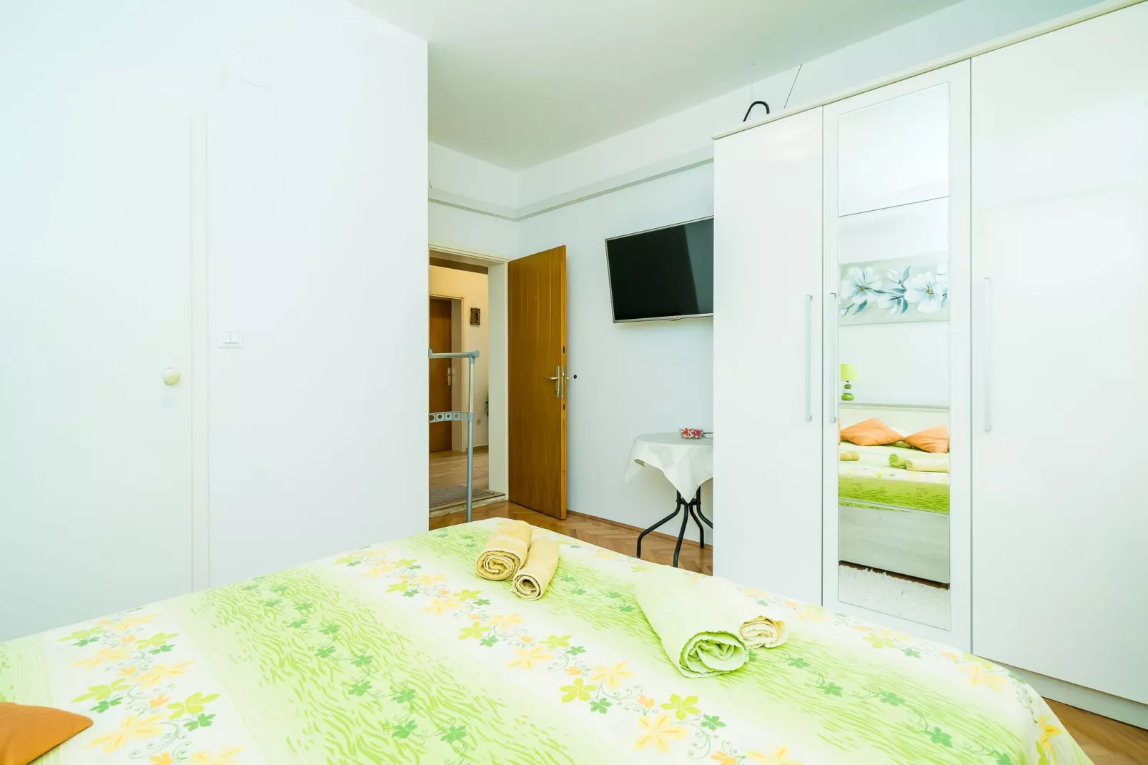 Rooms Rita - Double Room with Private Bathroom  No. 2)-Schlafzimmer