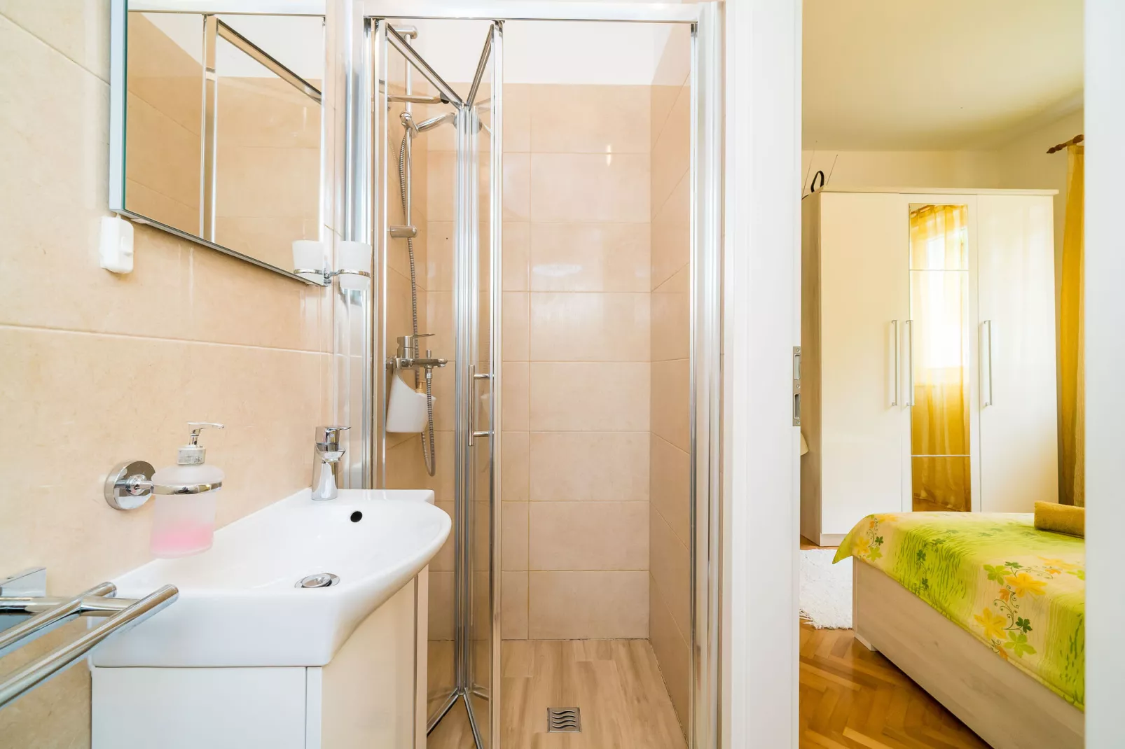 Rooms Rita - Double Room with Private Bathroom  No. 2)-Badezimmer