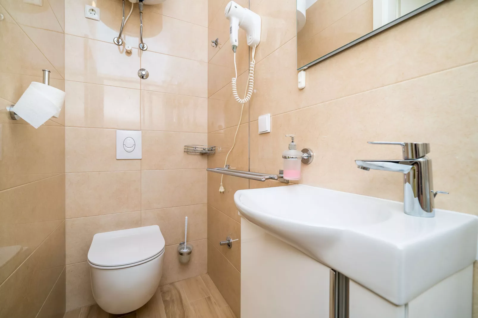 Rooms Rita - Double Room with Private Bathroom  No. 2)-Badezimmer