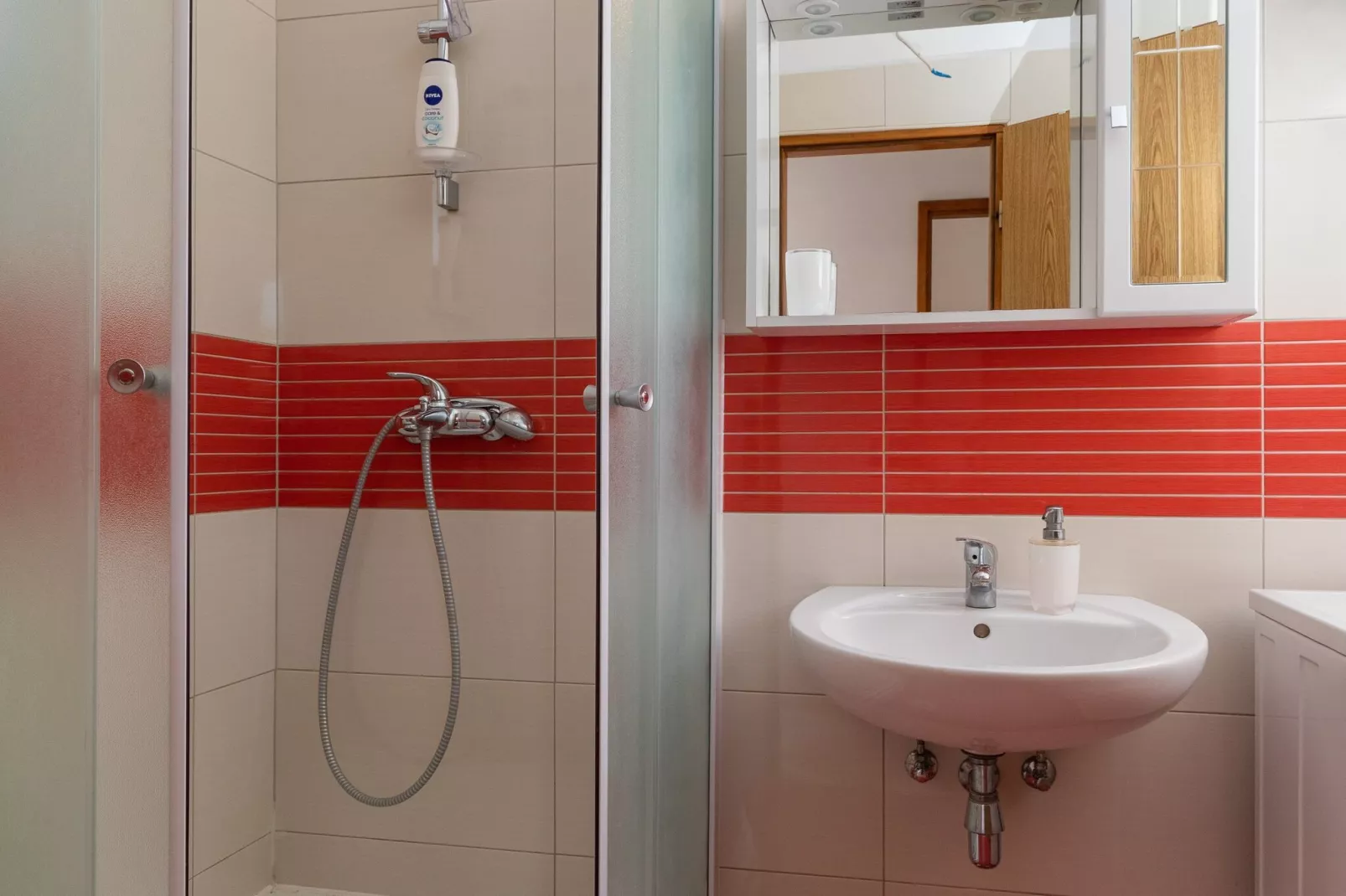 Apartments Franka - One Bedroom Apartment with Terrace and Garden View (A2+1)-Badezimmer
