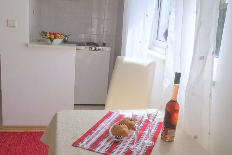 Apartments Franka - Studio with Terrace and Sea View (A2)-Dining room