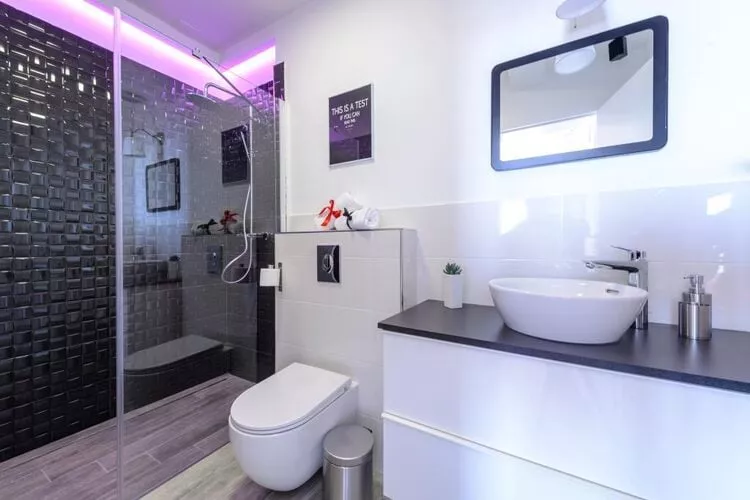 Apartments Villa Capitano - Two Bedroom Apartment with Balcony and Sea View (CRNI)-Bathroom