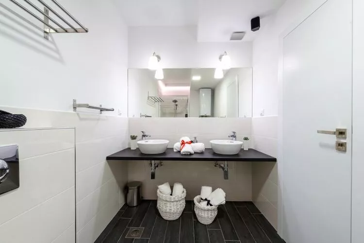 Apartments Villa Capitano - Two Bedroom Apartment with Balcony and Sea View (CRNI)-Bathroom