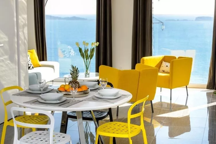 Apartments Villa Capitano - Two Bedroom Apartment with Balcony and Sea View (ŽUTI)-Dining room