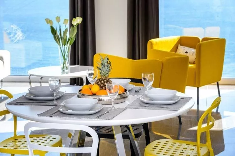Apartments Villa Capitano - Two Bedroom Apartment with Balcony and Sea View (ŽUTI)-Dining room