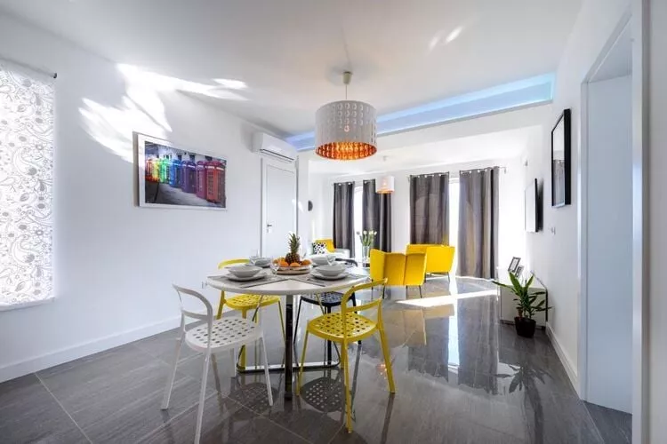 Apartments Villa Capitano - Two Bedroom Apartment with Balcony and Sea View (ŽUTI)-Dining room