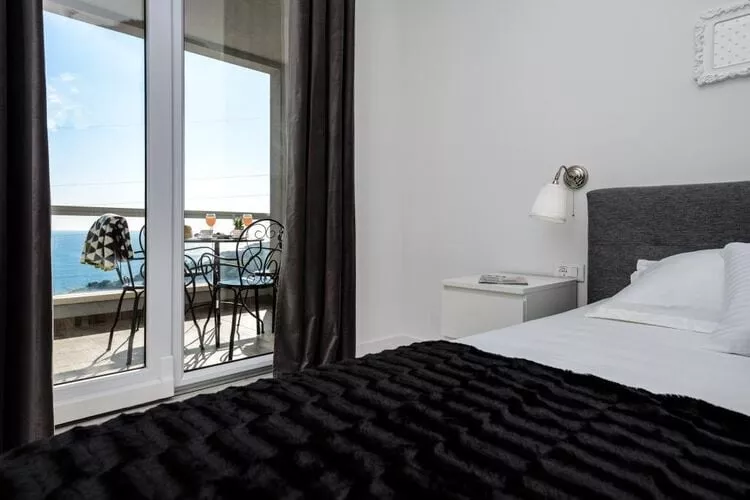 Apartments Villa Capitano - Two Bedroom Apartment with Balcony and Sea View (ŽUTI)-Bedroom