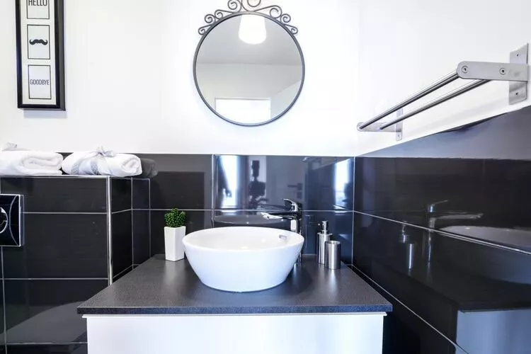 Apartments Villa Capitano - Two Bedroom Apartment with Balcony and Sea View (ŽUTI)-Bathroom