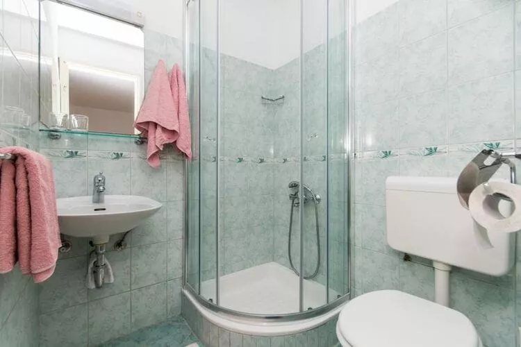 Apartments & Rooms Jokovic-Standard Studio Apartment with Terrace and Partial Sea View (SOBA 2)-Badezimmer