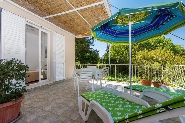 Apartments & Rooms Jokovic- Deluxe Double Room with Terrace and Partial Sea View (SOBA 3)-Outdoor