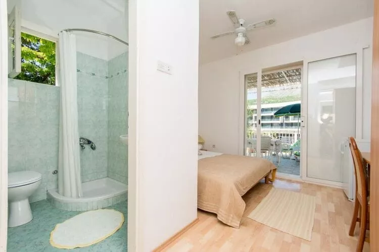Apartments & Rooms Jokovic- Deluxe Double Room with Terrace and Partial Sea View (SOBA 3)-Indoor