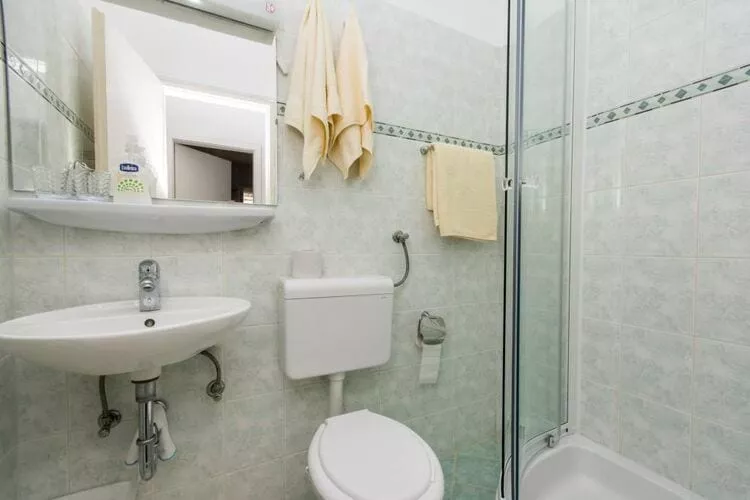 Apartments & Rooms Jokovic-Double Room with Terrace and Partial Sea View (SOBA 4)-Bathroom