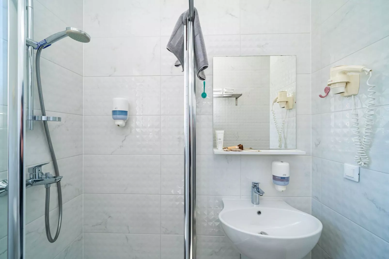 Apartments Villa Lukas - ''No.11'' Gallery Studio Apartment with Balcony and Sea View-Bathroom