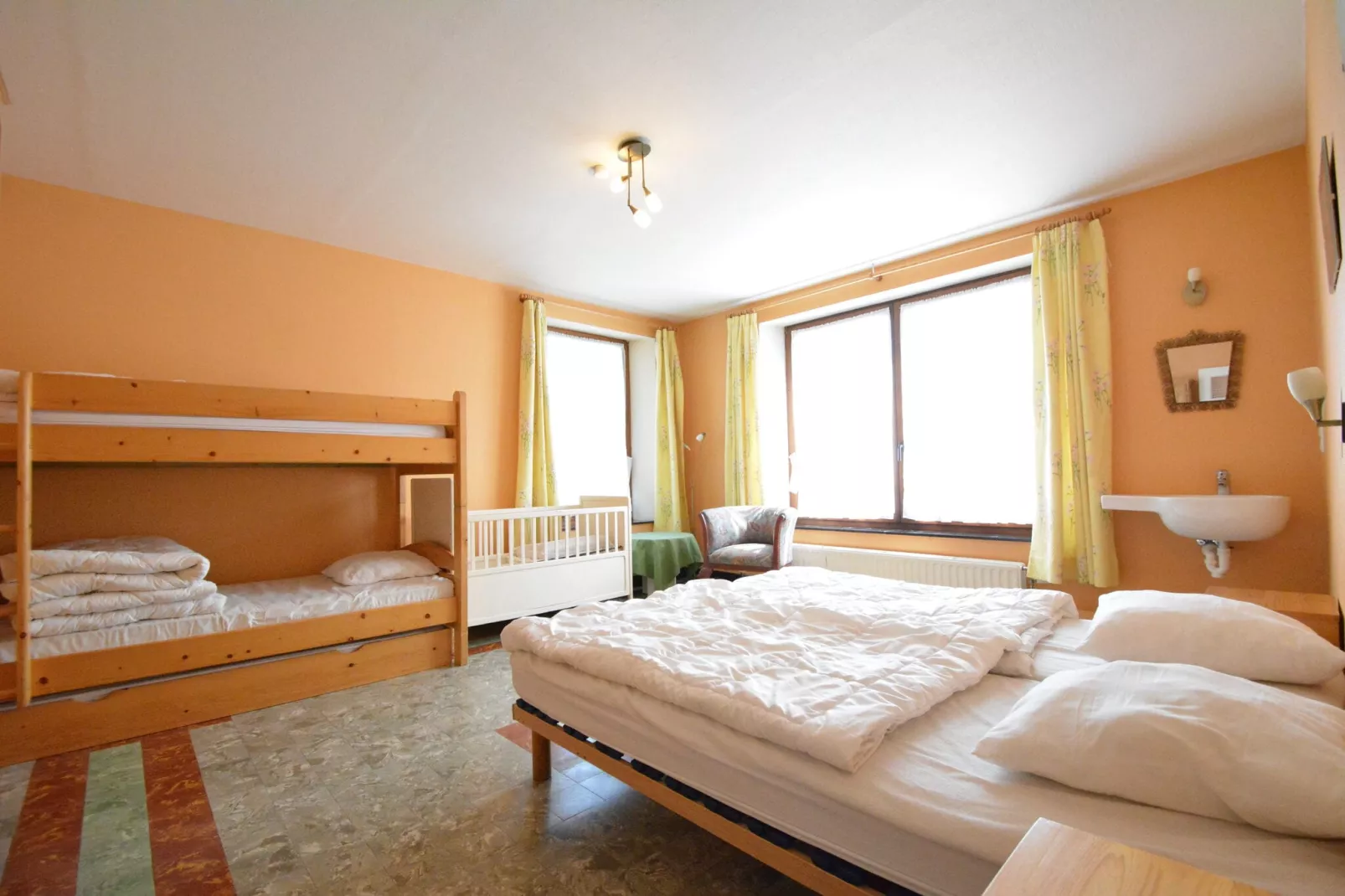 Les Boutons d'Or-Schlafzimmer