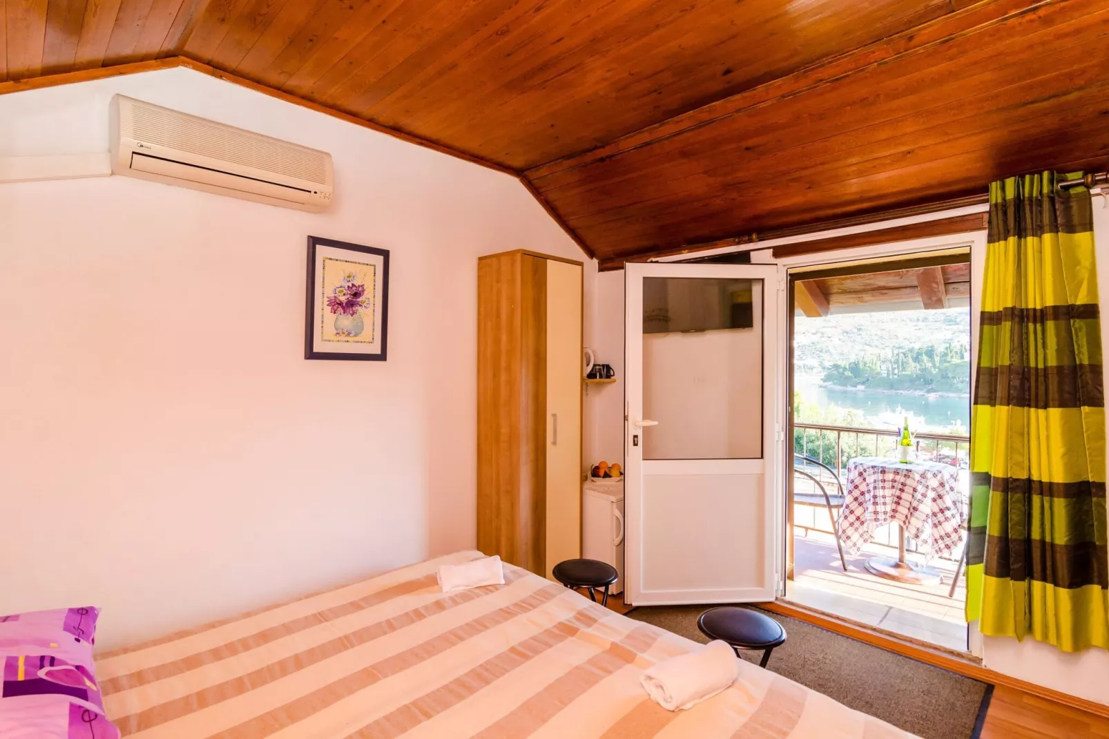 Apartments & Rooms Mihajica- Standard Double or Twin Room with Balcony and Sea View-Bedroom