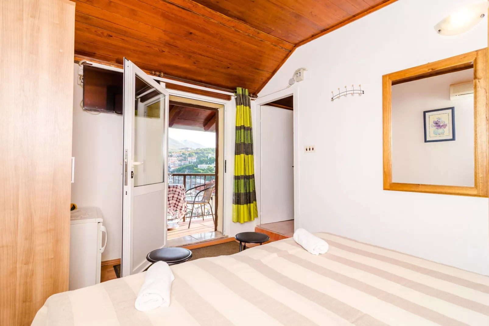 Apartments & Rooms Mihajica- Standard Double or Twin Room with Balcony and Sea View-Bedroom