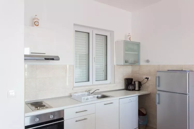 Apartments Villa Ari - Superior Three Bedroom Apartment with Balcony and Sea View (First Floor)-Kitchen