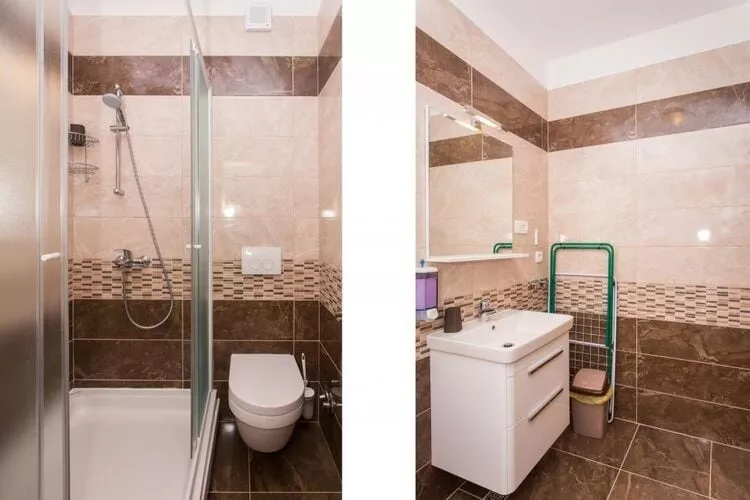 Apartments Villa Ari - Superior Three Bedroom Apartment with Balcony and Sea View (First Floor)-Bathroom