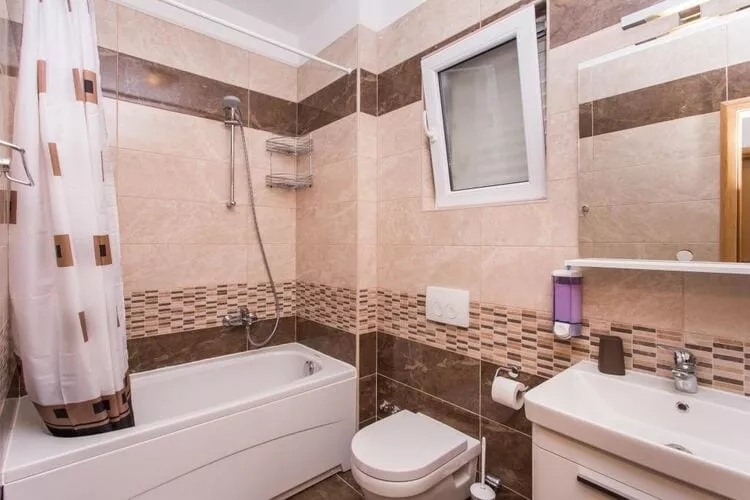 Apartments Villa Ari - Deluxe Three Bedroom Apartment with Balcony and Sea View (Second Floor)-Bathroom
