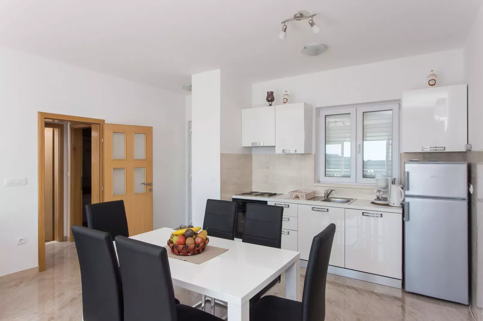 Apartments Villa Ari - Deluxe Three Bedroom Apartment with Balcony and Sea View (Second Floor)-Dining room