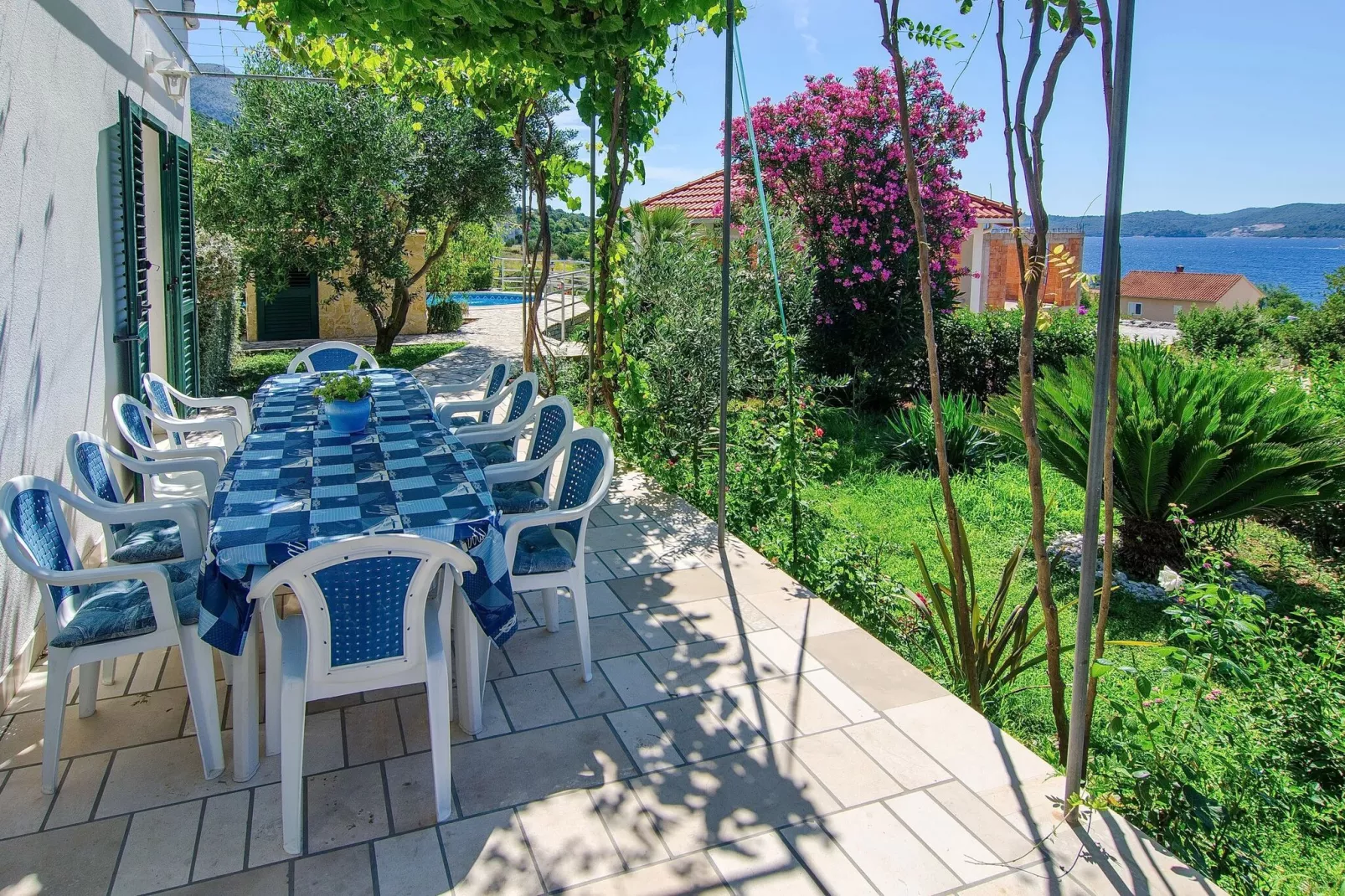 Villa Klara - Holiday Home with Terrace, Pool and Sea View-Salle à manger