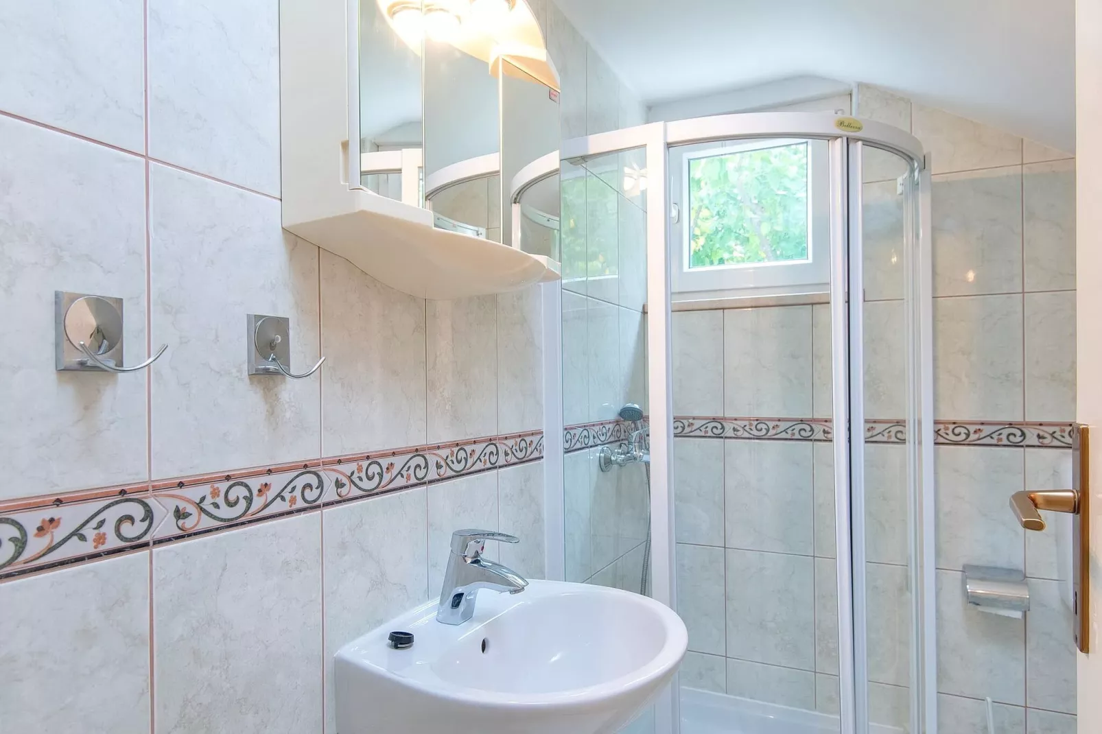 Villa Klara - Holiday Home with Terrace, Pool and Sea View-Salle de bain