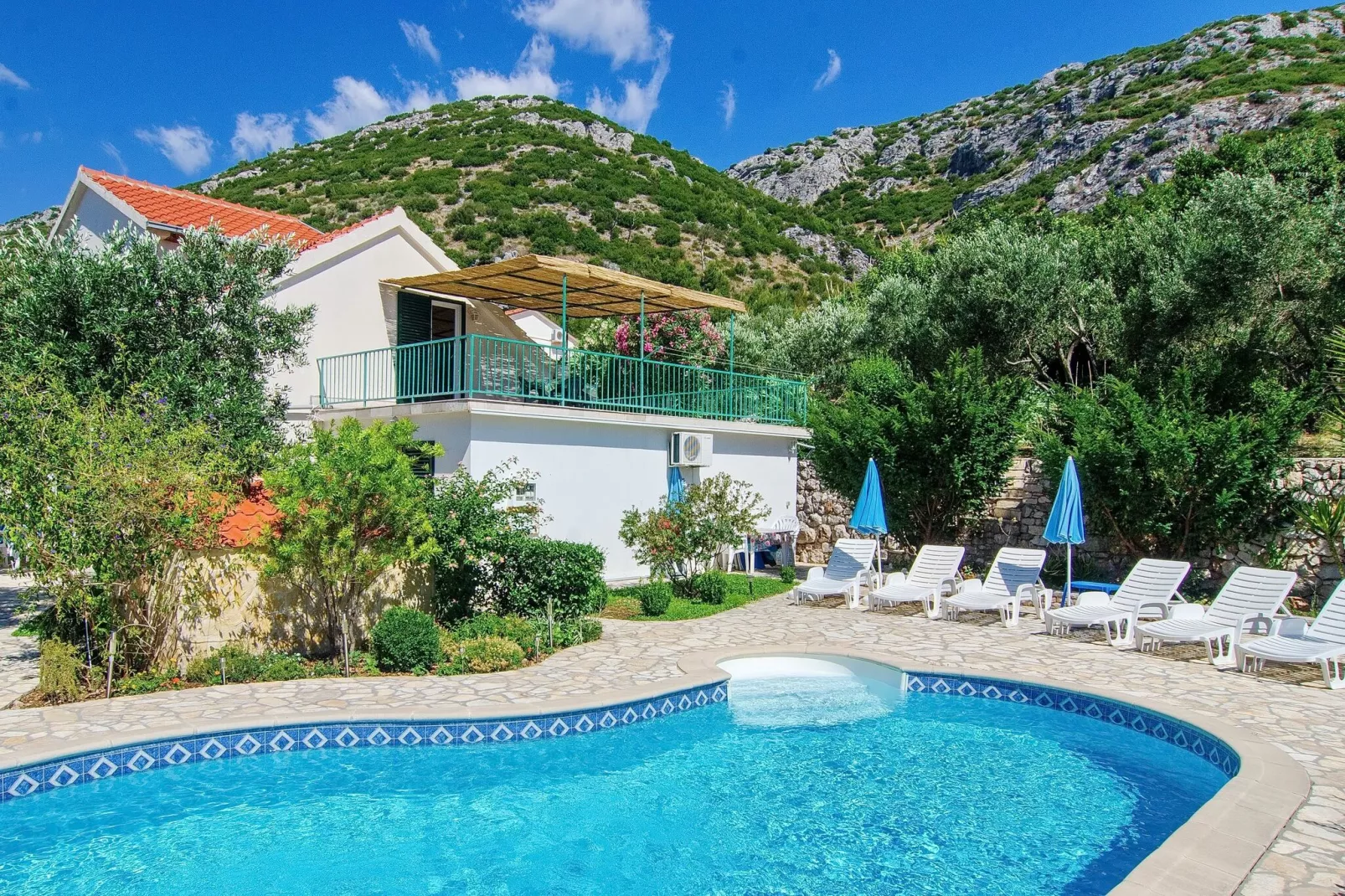 Villa Klara - Holiday Home with Terrace, Pool and Sea View-Piscine