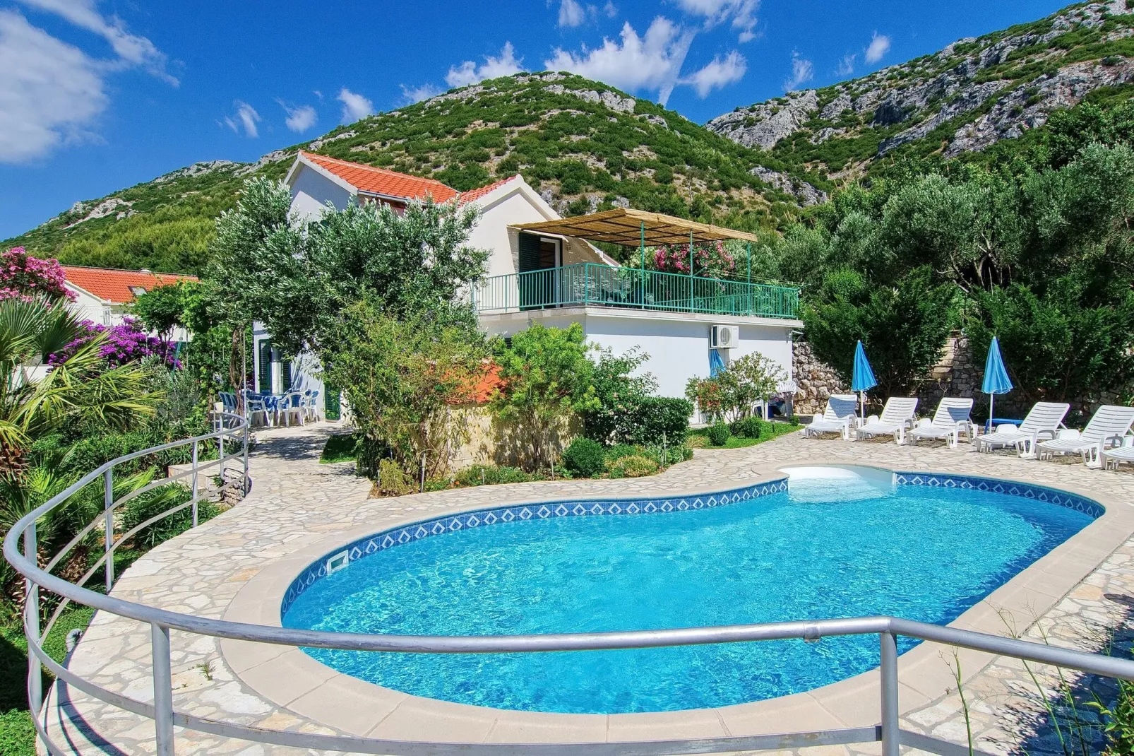 Villa Klara - Holiday Home with Terrace, Pool and Sea View-Piscine