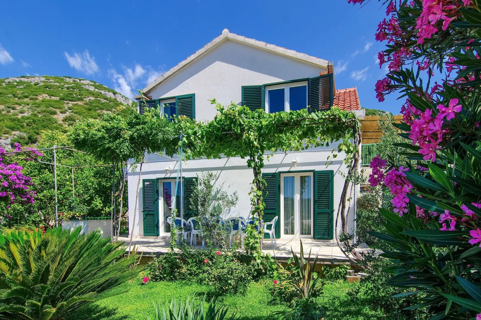 Villa Klara - Holiday Home with Terrace, Pool and Sea View-Extérieur