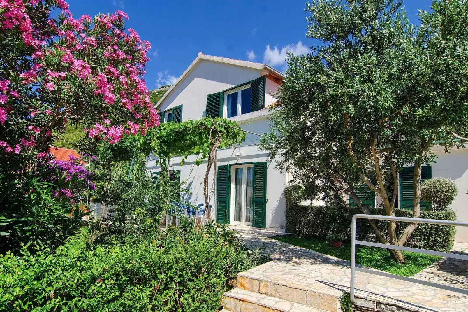 Villa Klara - Holiday Home with Terrace, Pool and Sea View-Extérieur