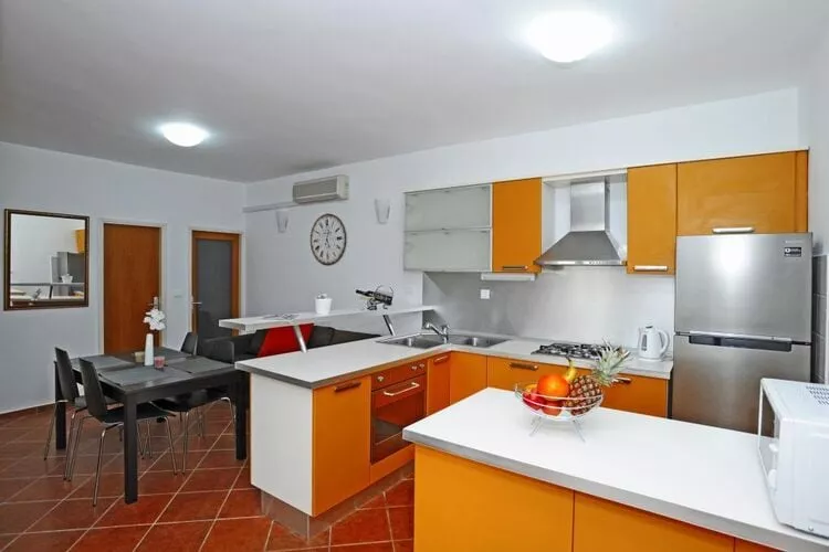 Holiday Home Odiseja- One Bedroom Apartment with Terrace and Sea View-Cuisine