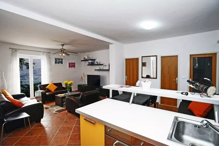 Holiday Home Odiseja- One Bedroom Apartment with Terrace and Sea View-Cuisine