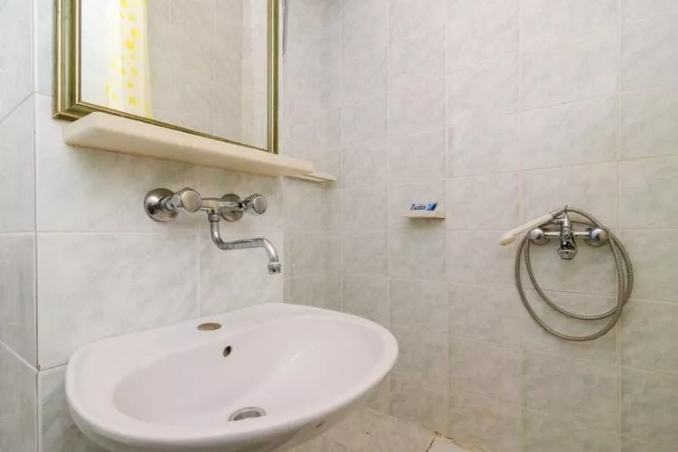 Apartments Sutvid- One Bedroom Apartment with Loggia and Sea View-Bathroom
