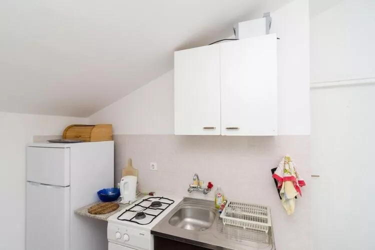 Apartments Sutvid- Comfort One Bedroom Apartment with Loggia and Sea View-Kitchen