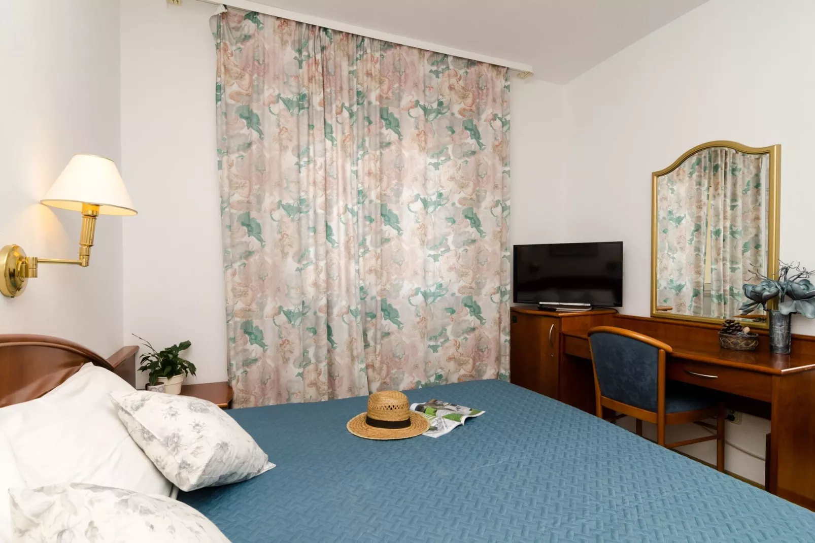 Apartments Villa Bell Memories-One Bedroom Apartment with Balcony and Sea View (A4)-Bedroom