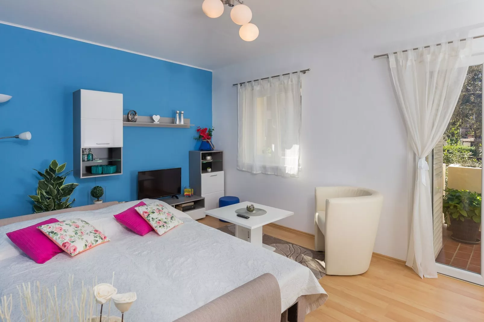 Apartment Fiorella - One Bedroom Apartment with Terrace and City View-Living room