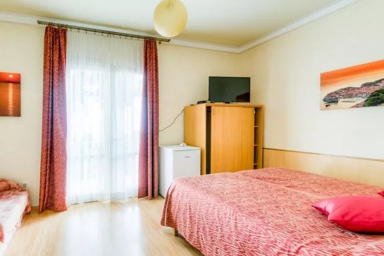 Guest House Villa Nina- Comfort Triple Room with Balcony and Sea View (S1 - crvena)-Wohnzimmer