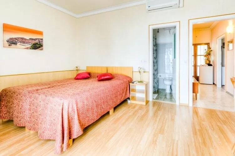 Guest House Villa Nina- Comfort Triple Room with Balcony and Sea View (S1 - crvena)-Wohnzimmer