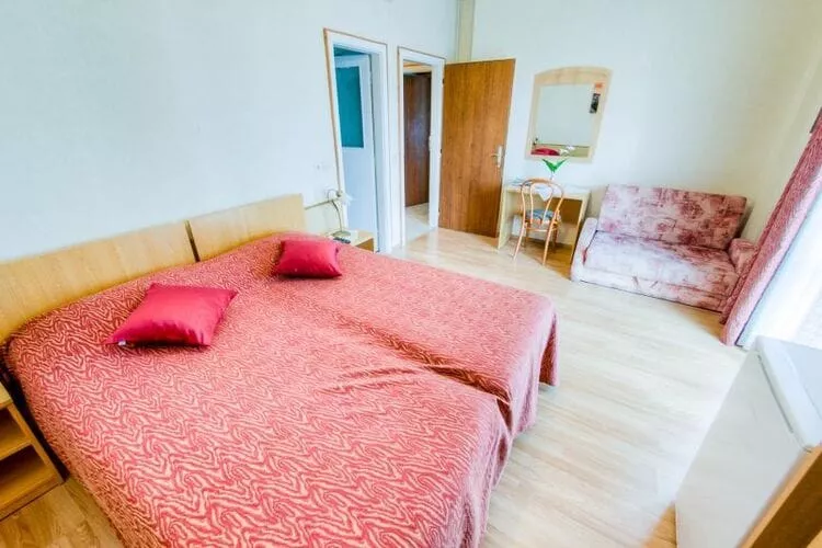 Guest House Villa Nina- Comfort Triple Room with Balcony and Sea View (S1 - crvena)-Schlafzimmer