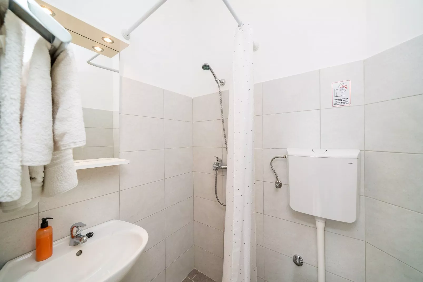 Guest House Villa Nina- Comfort Triple Room with Balcony and Sea View (S1 - crvena)-Badezimmer