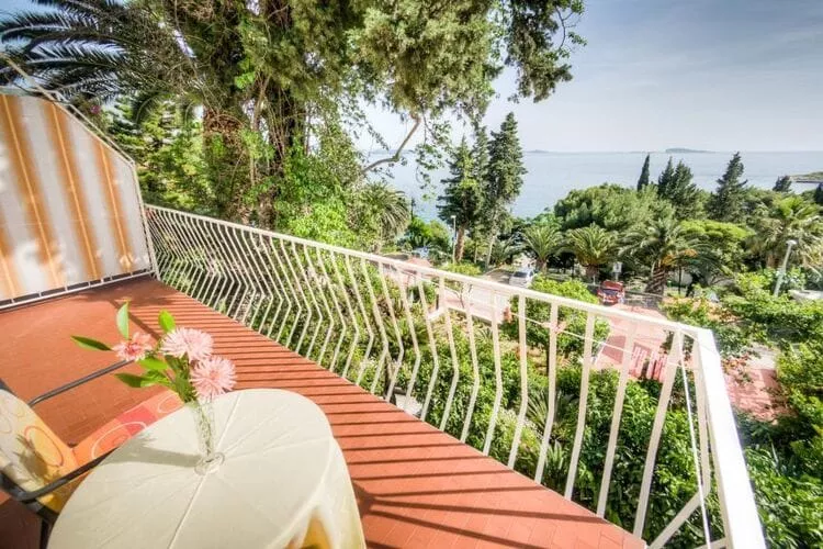 Guest House Villa Nina- Comfort Triple Room with Balcony and Sea View (S1 - crvena)-Terrassenbalkon