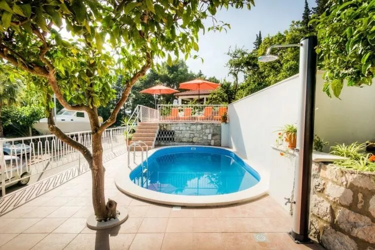 Guest House Villa Nina- Comfort Triple Room with Balcony and Sea View (S1 - crvena)-Schwimmbad